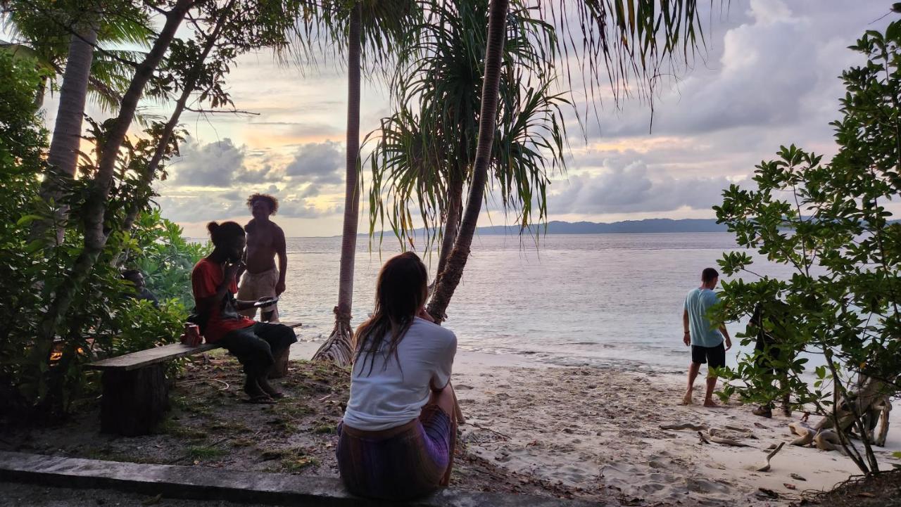 Terimakasih Homestay Pulau Mansuar Εξωτερικό φωτογραφία